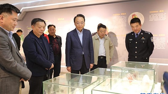 市委常委、政法委書記楊健蒞臨縣禁毒教育基地參觀指導(dǎo)